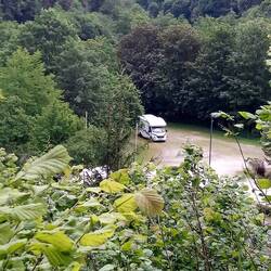 Blick von oben auf den Parkplatz