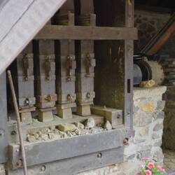 Hammerwerk zum zerstoßen des Gesteins (Nachbau)