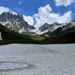 Schneefeld Überquerung über einen Bach