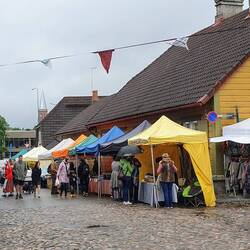 Straßenfest in Viljandi bei Regen