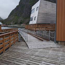 Alter Rorbuer und neue Architektur gemischt