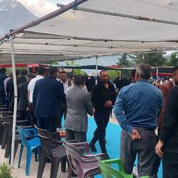 Die Familien reichen sich die Hände