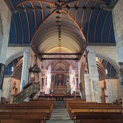 die Wände der Kirche mit gemalten Kacheln
