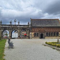 Sizun, rechts das Beinhaus