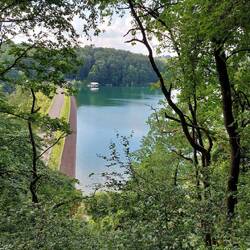 Blick auf die Staumauer der Wahnbachtalsperre!