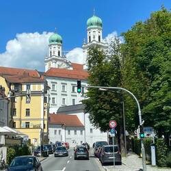 Durch die enge Altstadt von Passau muss man die Ausmaße seines Gefährtes genau kennen.