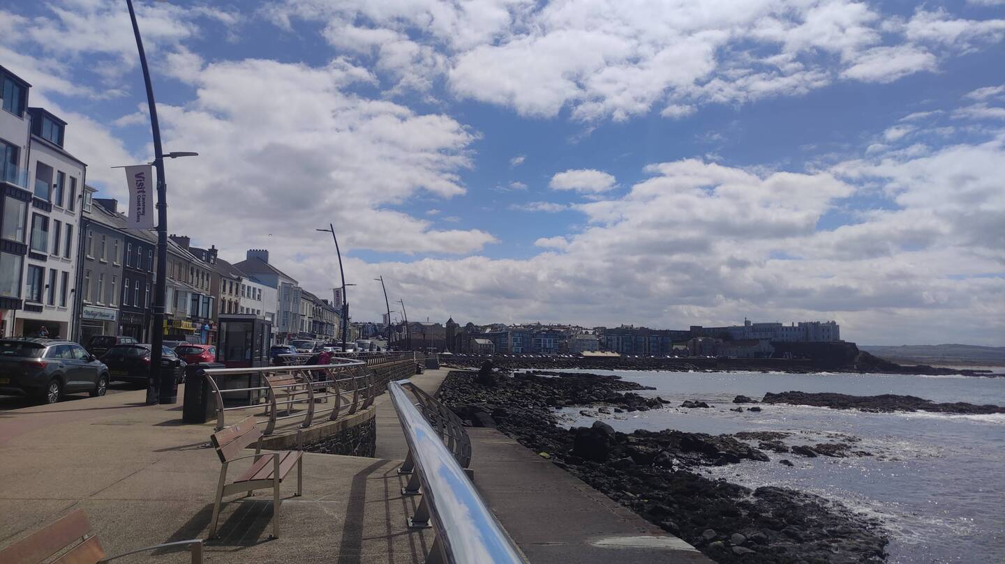 Promenade in Portstewart ohne Tourifallenshops