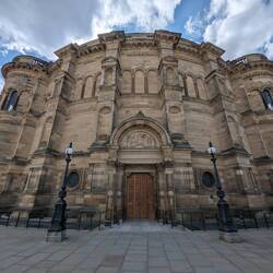 Hier studeren studenten af, met mantels in de kleur van hun studie