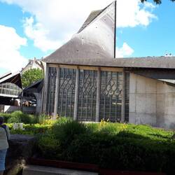 Jeanne d'ARC Kerk. Zeer bijzondere kerk om te zien. In 1979 in gebruik genom3n