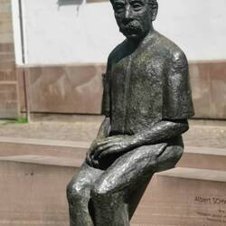 Albert Schweizer sitzt aber sehr schüchtern da...