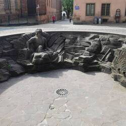 Der passt von unten auf die Kathedrale auf!