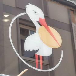 Das ist kein Keks, denn der da im Schnabel hat, sondern ein ganzer Käse 🤣