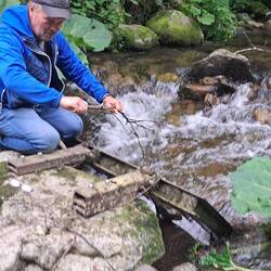Andi bei Bachsanierungsarbeiten 🤣
