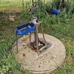 Das Wasser des Wasserwegweisers.