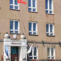 Man beachte den Fensterputzer am Rathaus von Viljandi