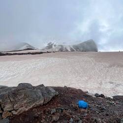 Gletscher mit Eisregen und leichtem Schneefall