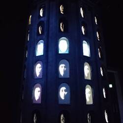 Das Haus von Schwarz und Weiß in Braavos - unsere Gesichter dank der Lichtverhältnisse nicht zu erke