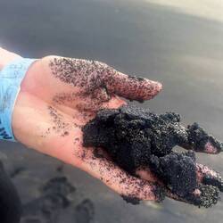 Ganz schön schwarzer Sand hier