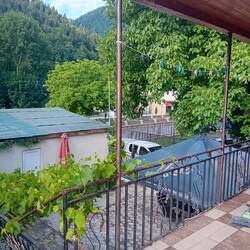 Notre balcon couvert perso, l'épicerie est de l'autre coté de la rue