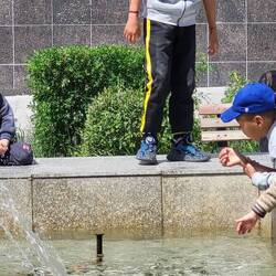 Kinder haben ihren Spaß am Brunnen