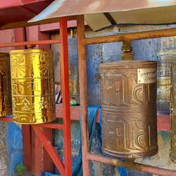 Unterschiedliche Gebetstrommeln in Farbe