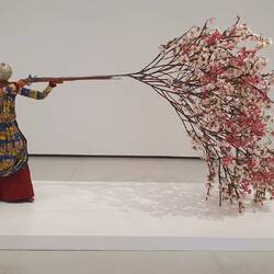 Als Kopf eine Weltkugel mit feministischen Namen.