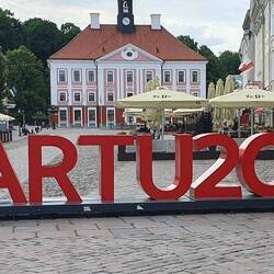 Vor dem alten Rathaus steht der erste große Hinweis auf die Kulturhauptstadt