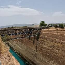 Le saut en bungee au canal de Corinthe est considéré comme l'un des plus excitants!