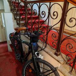 ....die haben mir gesagt ich soll das Fahrrad im Flur lassen....