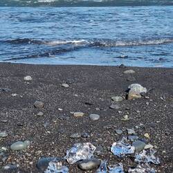 Jahrtausende alte Eis-Diamanten am schwarzen Strand