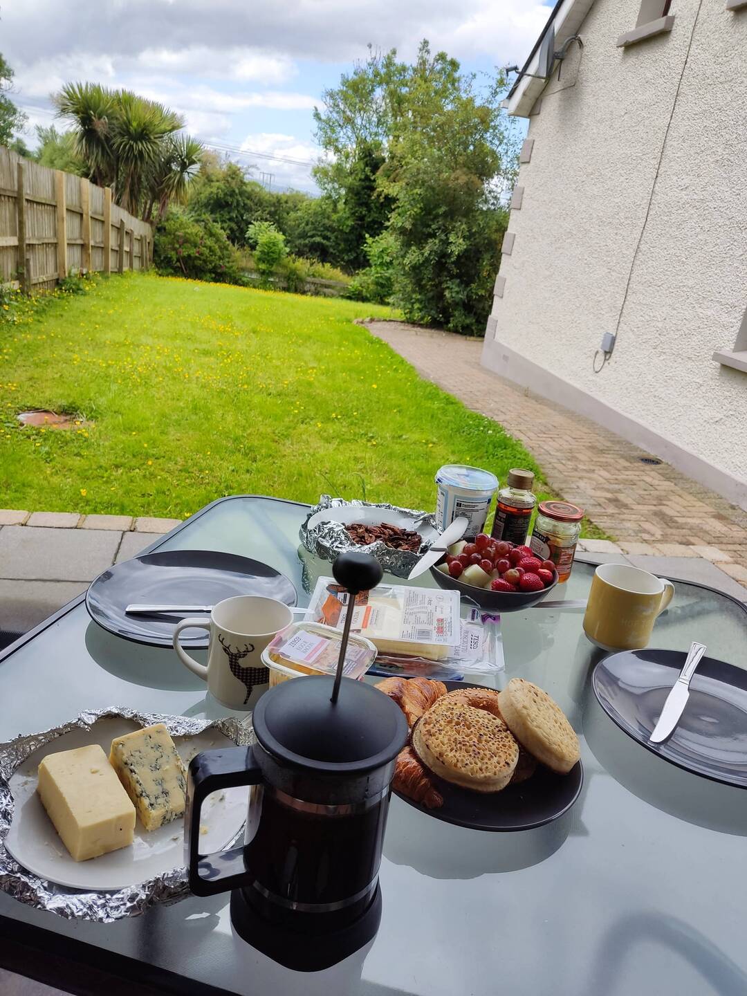 Frühstück im Garten.