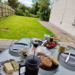 Frühstück im Garten.