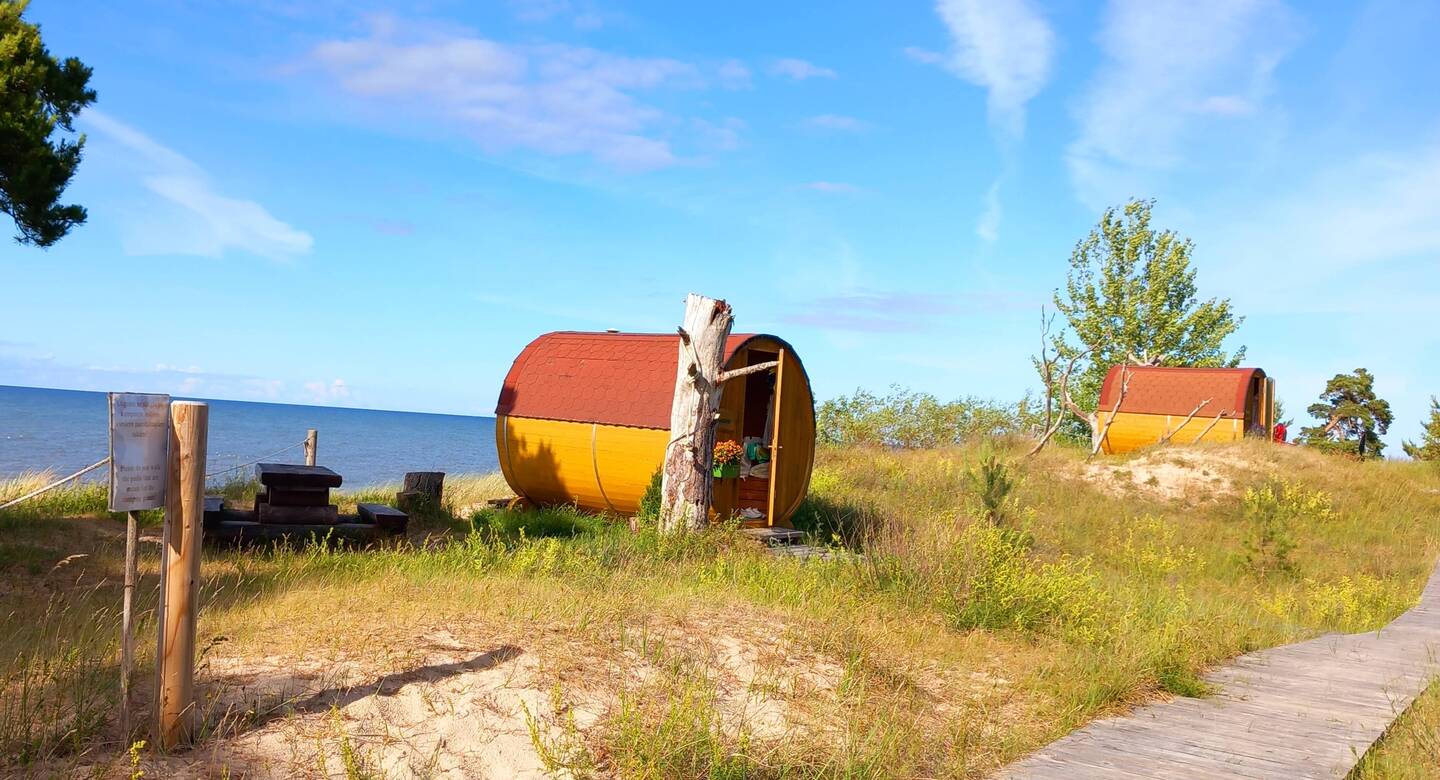 Übernachtung im Fass, direkt am Meer