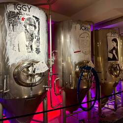 Tanks der Mikrobrauerei (wo ausprobiert wird)