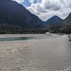 Fluss Zufluss auf dem Weg