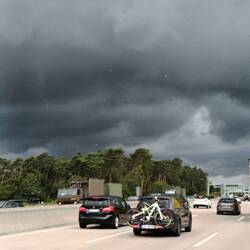 Man merkt das wir Richtung Norden fahren..Dunkle Wolken