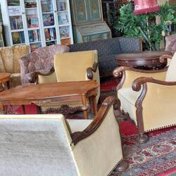 Sessellounge in der Streetfoodhalle