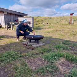 Sie hat Feuer 🔥 gemacht ....yeahr... und btw beachte man die leuchtend weißen Augenbrauen 🤣