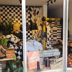 Hier habe ich vom Schuhmacher selbst gefertigte Sandalen erstanden.