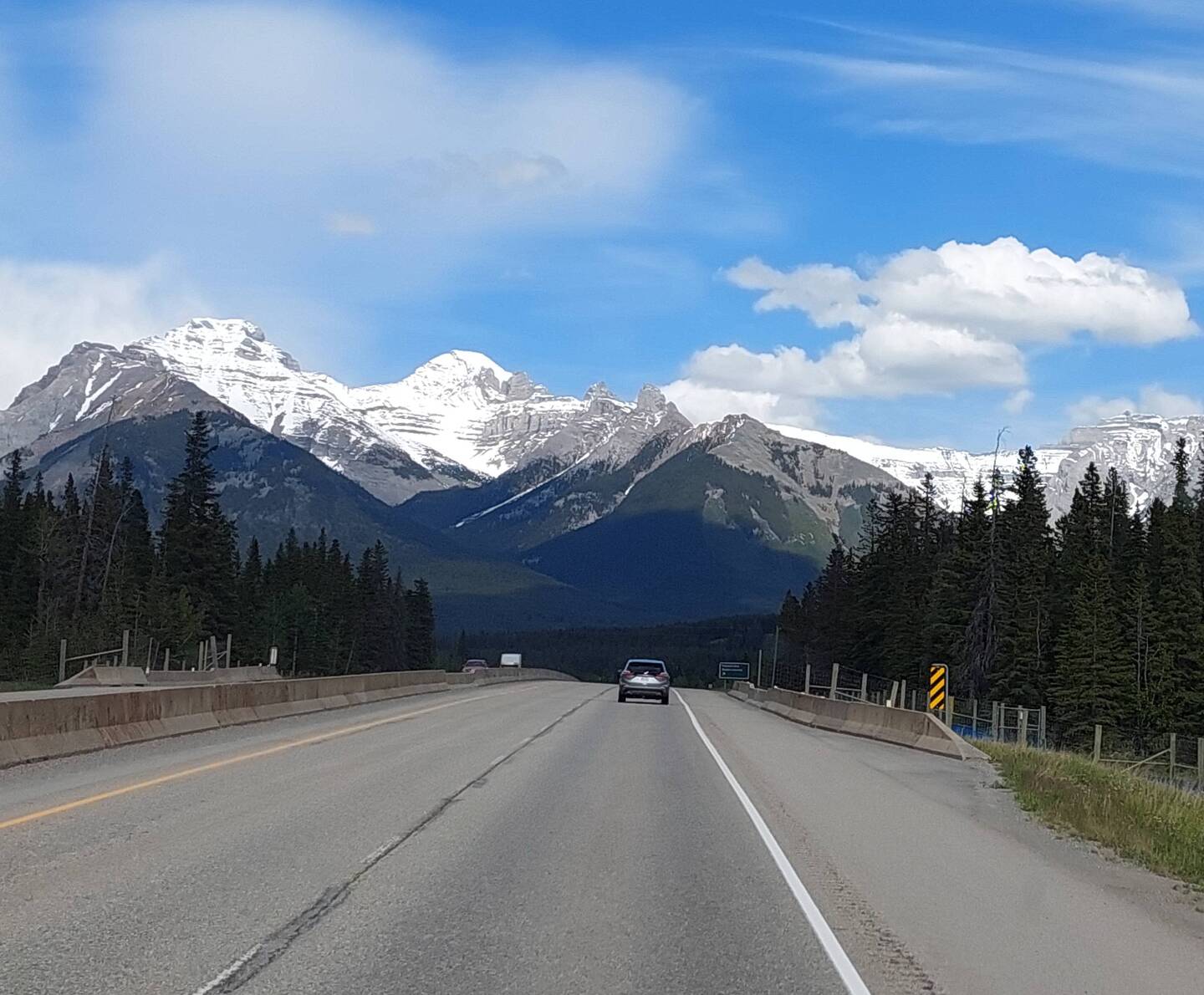 Banff NP - nach jeder Kurve präsentieren sich die Rockies neu