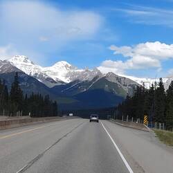 Banff NP - nach jeder Kurve präsentieren sich die Rockies neu