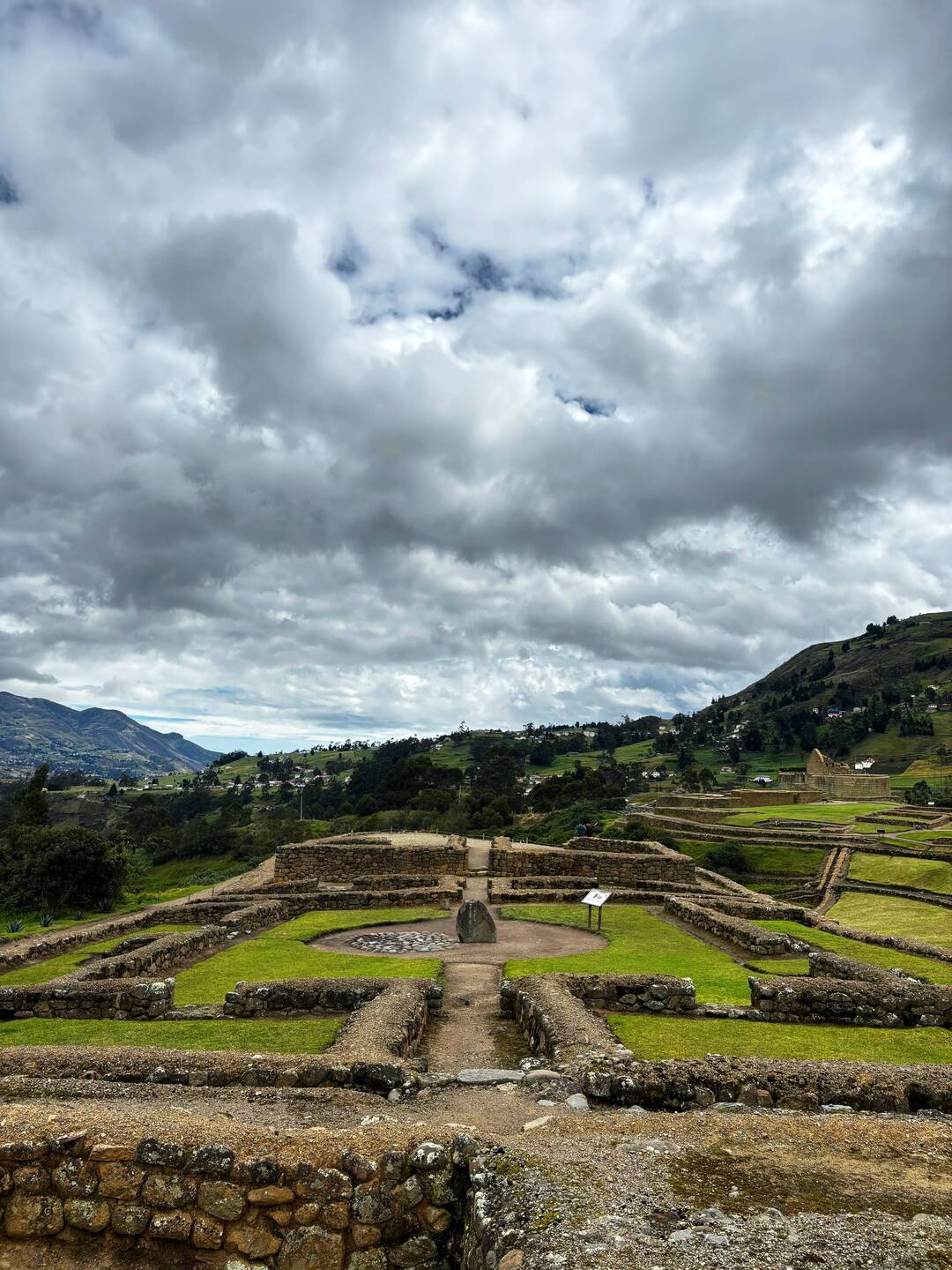 Gebäudekomplex mit 8 Räumen und Innenhof