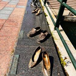 Kupfernachbildung von Schuhen schwedischer Berühmtheiten auf der Davidshallsbron
