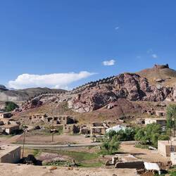 Man beachte die Mauer in Form von Dinosaurier Zacken!
