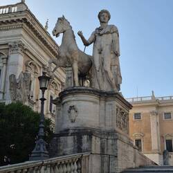A statue Tural showed us