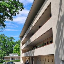 Laubenganghaus von der Seite mit Kindergarten im Hintergrund. Beides von Paul Heim + Albert Kempter