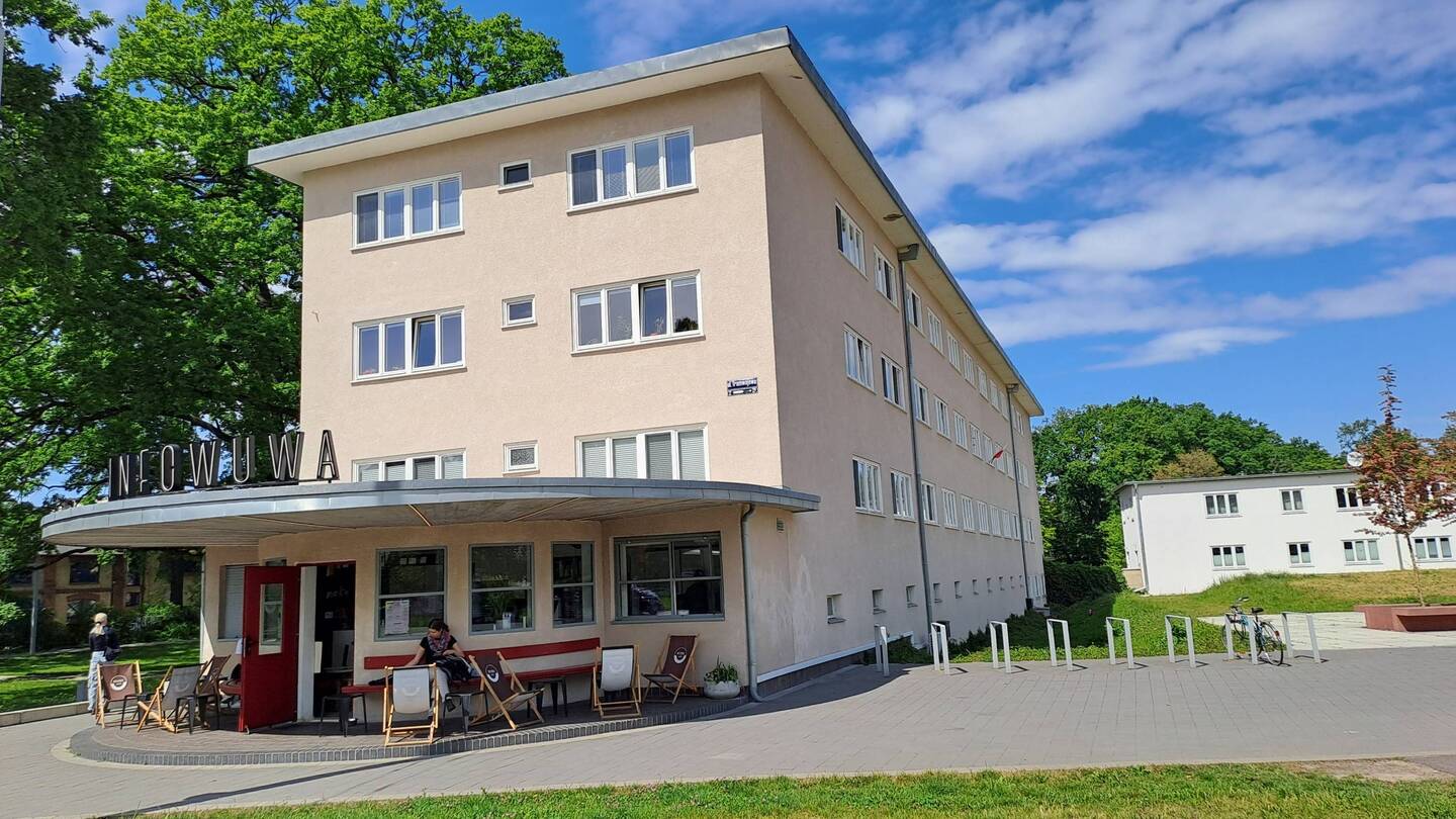 Das "Laubenganghaus" von Paul Heim und Albert Kempter mit dem stirnseitigen Café