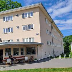 Das "Laubenganghaus" von Paul Heim und Albert Kempter mit dem stirnseitigen Café