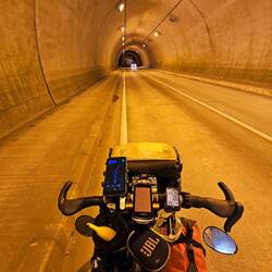 einer der zahlreichen Tunnel unterwegs