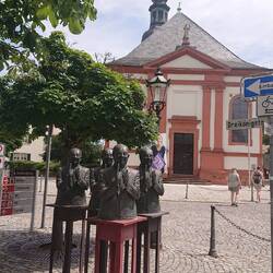 Sculpture 'the silent clap' a political statement